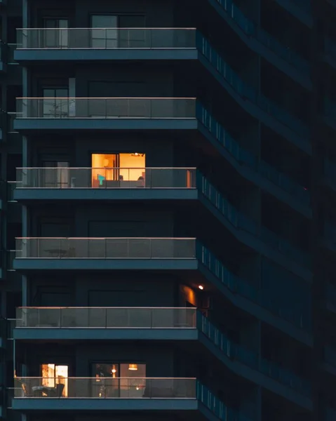 Vertikal Bild Ett Fönster Med Hus Ljus Lägenhet Kvällen — Stockfoto