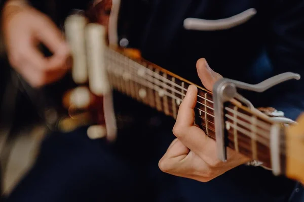 Elektro Gitar Çalan Birinin Sığ Odak Noktası — Stok fotoğraf