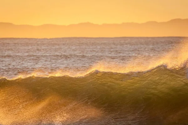 Eine Schöne Aufnahme Der Türkisfarbenen Meereswelle Während Des Sonnenuntergangs Jeffreys — Stockfoto
