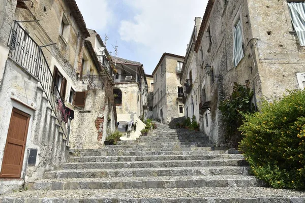 Colpo Angolo Basso Una Stretta Strada Tra Vecchie Case Nel — Foto Stock