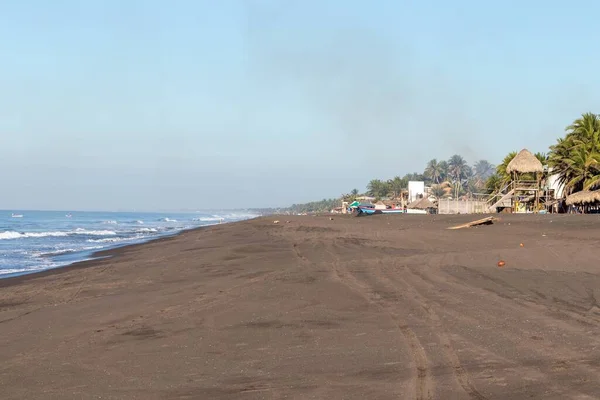 Een Prachtig Zandstrand Met Gebouwen Palmbomen Aan Zijkant Monterrico Guatemala — Stockfoto