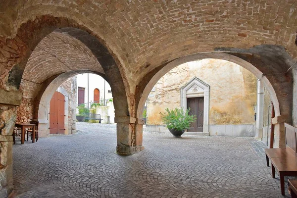 Una Calle Estrecha Con Entradas Arqueadas Pueblo Fornelly Región Molise — Foto de Stock