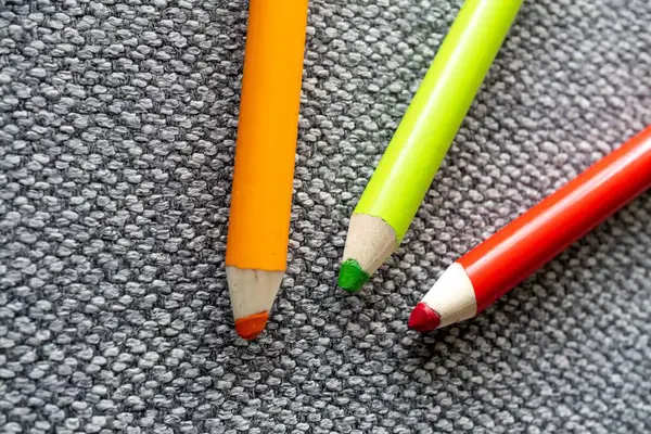 Gros Plan Trois Crayons Colorés Sur Une Surface Grise — Photo