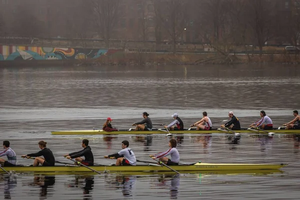 ボストンのチャールズ川での大学の漕ぎ手の訓練の風景 — ストック写真