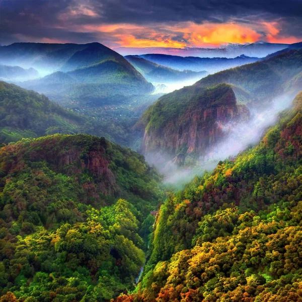 Una Hermosa Vista Paisaje Verde Con Montañas Durante Puesta Del — Foto de Stock
