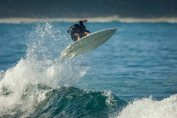 Surfista Monta Las Olas Durante Evento Surf Super Tubes Bahía —  Fotos de Stock