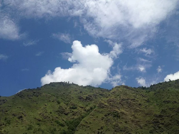 多云的天空下美丽的风景 — 图库照片