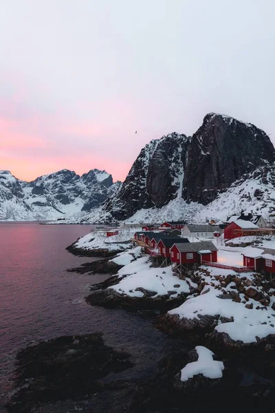 Uma Vista Aérea Casas Campo Ilha Lofoten Perto Montanha — Fotografia de Stock