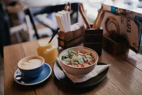 Närbild Bild Skål Yoghurt Med Frukt Och Granola Och Kaffe — Stockfoto