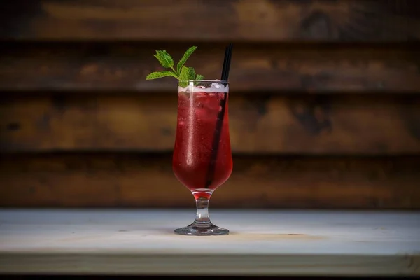 Närbild Bild Röd Cocktail Ett Glas Dekorerad Med Mynta Blad — Stockfoto