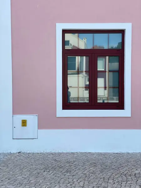 Vertikal Bild Ett Glasfönster Byggnad Med Rosa Vägg Portugal — Stockfoto