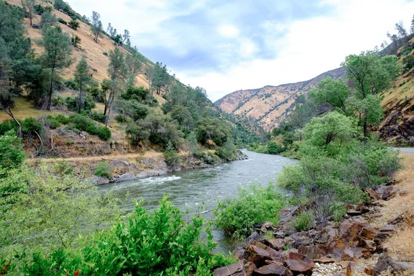 Una Vista Natural Del Paisaje Río Que Atraviesa Una Zona —  Fotos de Stock