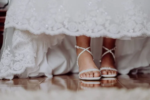 Uma Noiva Usando Seu Vestido Branco Longo Saltos Brilhantes — Fotografia de Stock