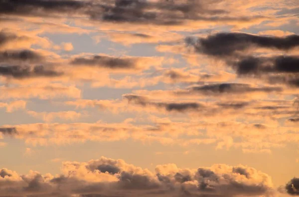 海の近くの日没時の色の雲 — ストック写真