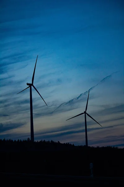 Eine Vertikale Aufnahme Von Silhouetten Von Windmühlen Der Abenddämmerung Nachhaltiges — Stockfoto