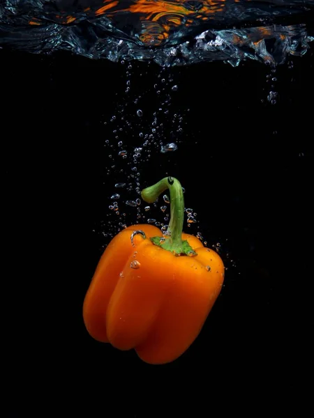 Primer Plano Pimiento Naranja Pimentón Caído Agua —  Fotos de Stock