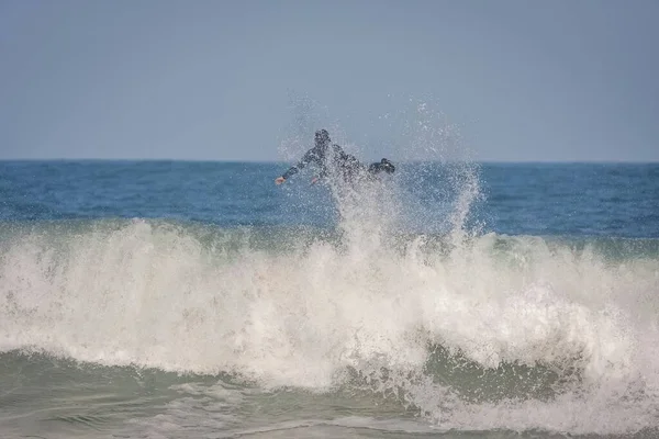 在南非杰弗里斯湾 一名冲浪运动员骑着分叉破浪 被冲走了 — 图库照片