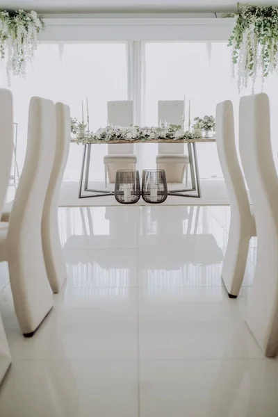 Ein Vertikaler Blick Auf Den Geschmückten Hochzeitstisch Weiße Stühle Einer — Stockfoto