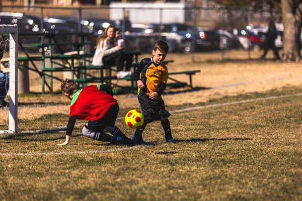 Νέοι Ποδοσφαιριστές Παίζουν Γήπεδο Στο Fort Worth Ηνωμένες Πολιτείες — Φωτογραφία Αρχείου
