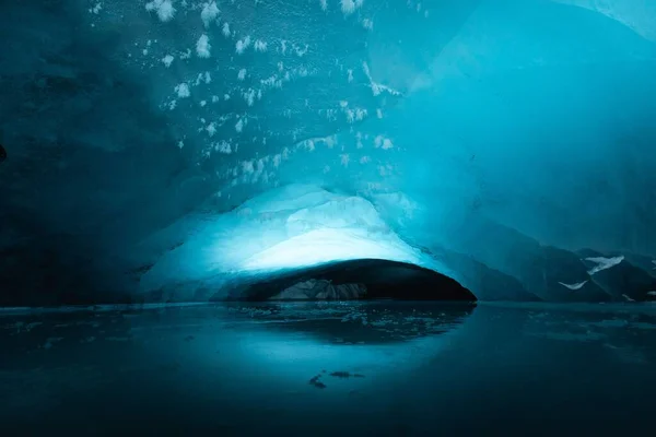 Холодный Вид Замёрзшей Пещеры Ярким Светом Стене — стоковое фото