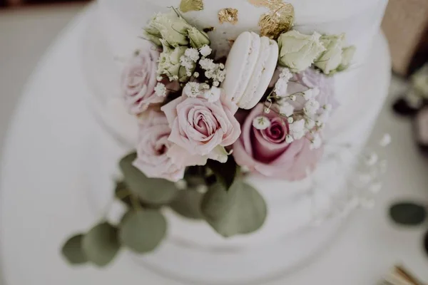 Een Hoge Hoek Uitzicht Een Witte Bruidstaart Met Bloemen Mooie — Stockfoto