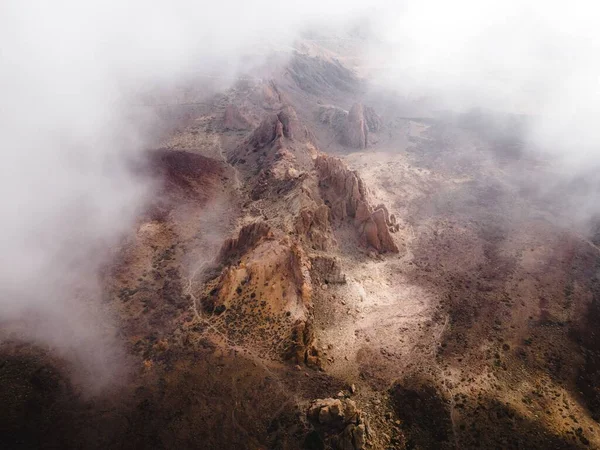 Een Antenne Opname Van Woestijn Bergen Pieken Mist — Stockfoto