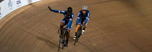 レースウェイで2人のサイクリスト フランス クエンティン ドミンゴ主催のLエシャペー版の写真 — ストック写真