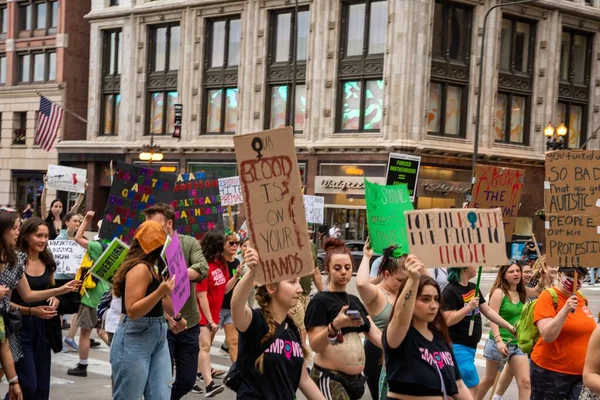 Manifestantes Sosteniendo Pancartas Cuerpo Elección Prohibición Bombas Cuerpos Derecho Aborto — Foto de Stock
