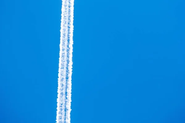 Tiro Ângulo Baixo Longa Trilha Branca Avião Jato Céu Azul — Fotografia de Stock