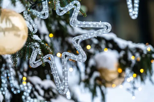 Eine Nahaufnahme Von Ornamenten Auf Einem Verschneiten Weihnachtsbaum — Stockfoto