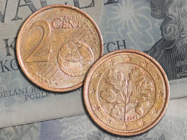 Dwie Monety Centów Euro 2002 Tle Banknotów Zbliżenie Dwóch Stron — Zdjęcie stockowe