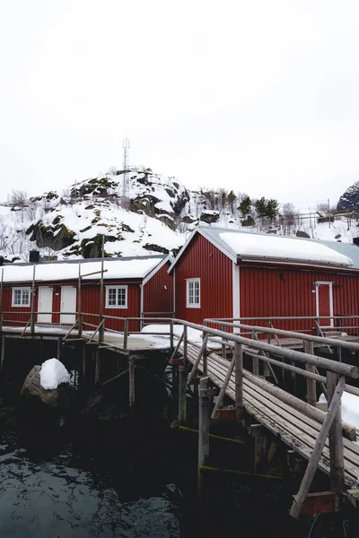 Een Rij Huisjes Het Eiland Lofoten Vlakbij Berg — Stockfoto