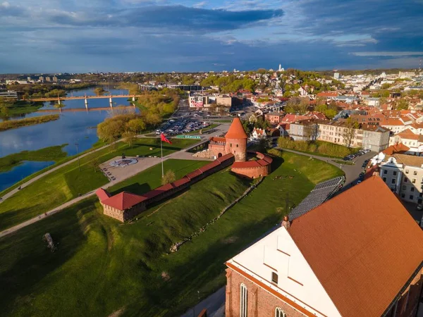 Castelo Kaunas Com Uma Grande Ponte Sobre Rio Horizonte Lituânia — Fotografia de Stock