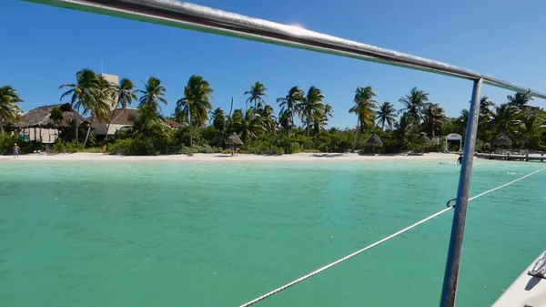 Una Vista Una Barca Isola Paradisiaca Con Palme Cielo Nuvoloso — Foto Stock