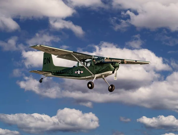 Armé Grön Propeller Flygplan Flyger Molnig Himmel — Stockfoto