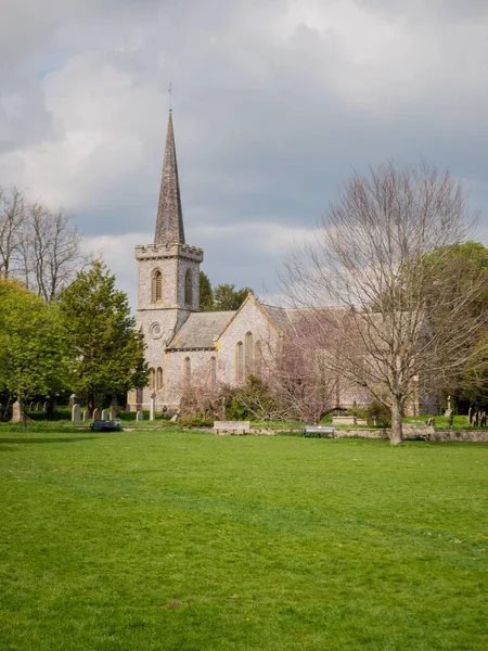 布莱顿的一座斯坦默教堂被生长中的树木和绿地环绕 — 图库照片