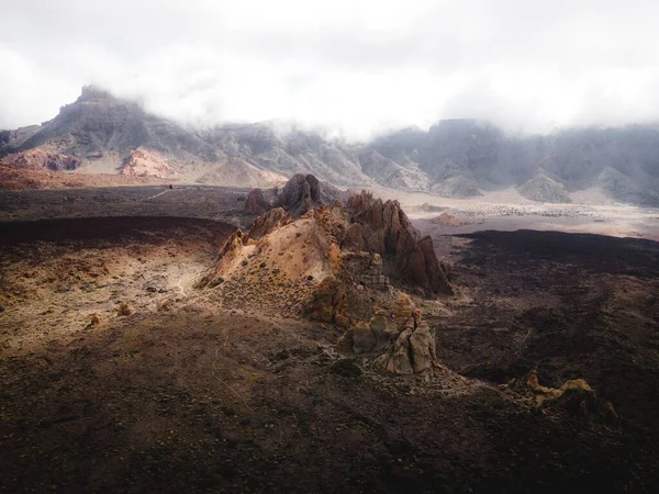 Una Vista Superior Las Montañas Del Desierto Niebla —  Fotos de Stock
