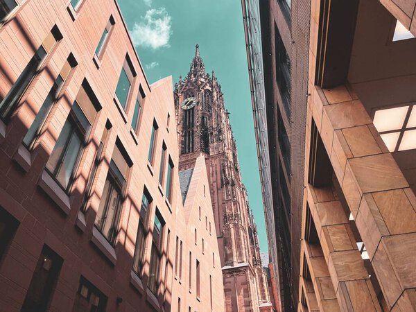 Низкий угол обзора зданий, поднимающихся к небу в Штадтхаус-ам-Маркт