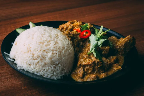 Plate Tasty Rendang Rice Dish Wooden Table — Stock Photo, Image