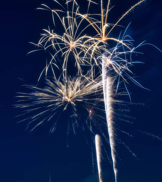 Das Festliche Feuerwerk Dunklen Himmel Perfekt Für Den Hintergrund — Stockfoto