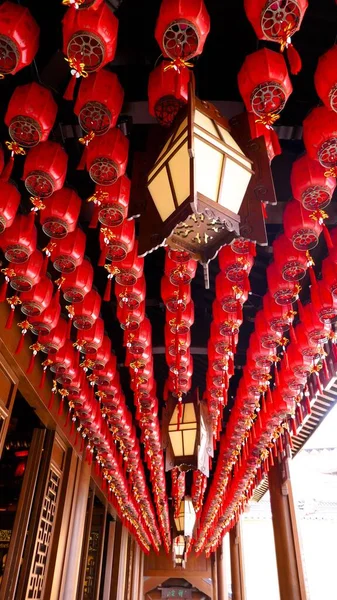 一盏中国红灯笼挂在走廊天花板上的垂直镜头 — 图库照片