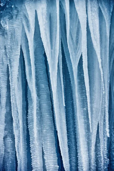 背景的蓝白色纹理冰柱的垂直拍摄 — 图库照片