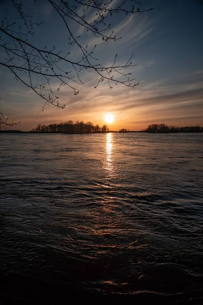 Vertikální Záběr Západu Slunce Letním Čase Jezero Obklopené Stromy Odraz — Stock fotografie