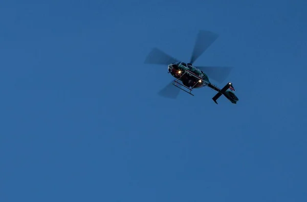 Снимок Вертолета Низким Углом Голубом Небе Эверетт Вашингтон Соединенные Штаты — стоковое фото