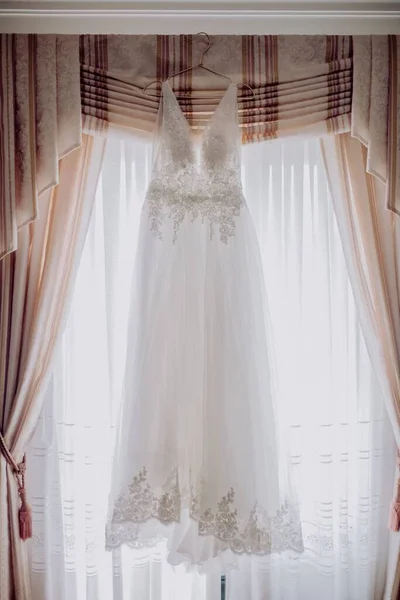 Свадебное Платье Висящее Шторах — стоковое фото