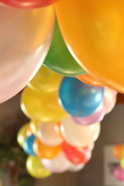 Ein Vertikaler Blick Auf Bunte Geburtstagsballons Die Von Der Decke — Stockfoto
