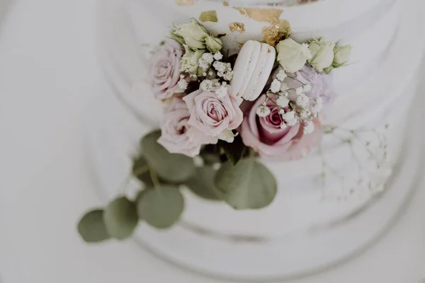 Een Oppere Bezichtiging Van Een Bruidstaart Met Bloemen Decoraties — Stockfoto