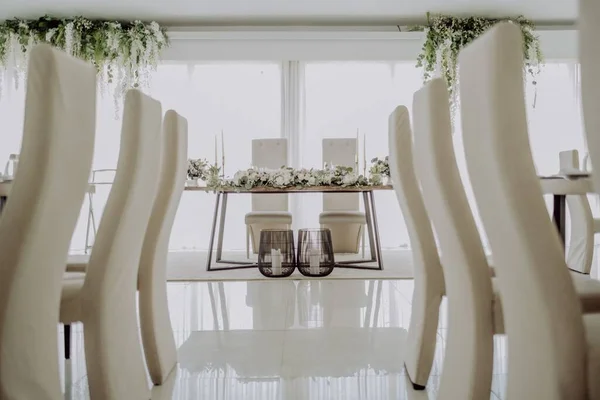 Ein Blick Auf Den Geschmückten Hochzeitstisch Weiße Stühle Einer Reihe — Stockfoto