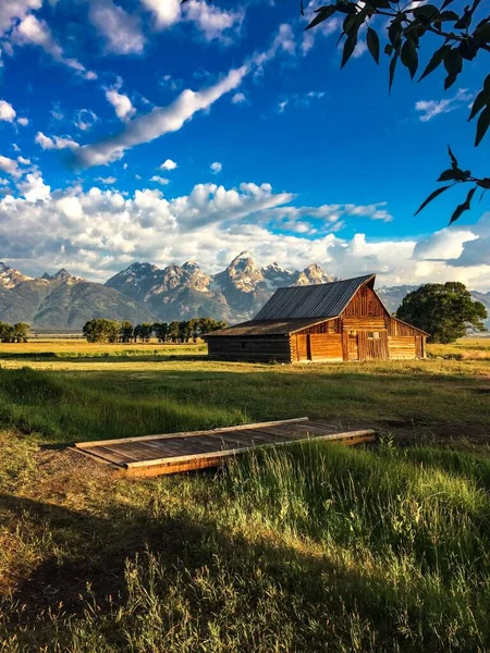 Tiro Vertical Celeiro Com Montanhas Fundo — Fotografia de Stock