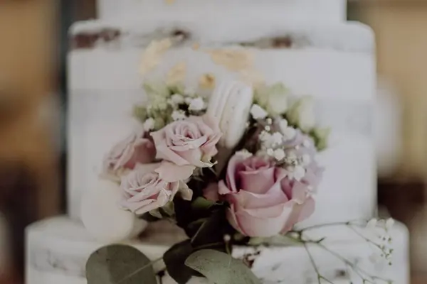 Een Close Shot Van Een Taart Bloemen Decoratie — Stockfoto